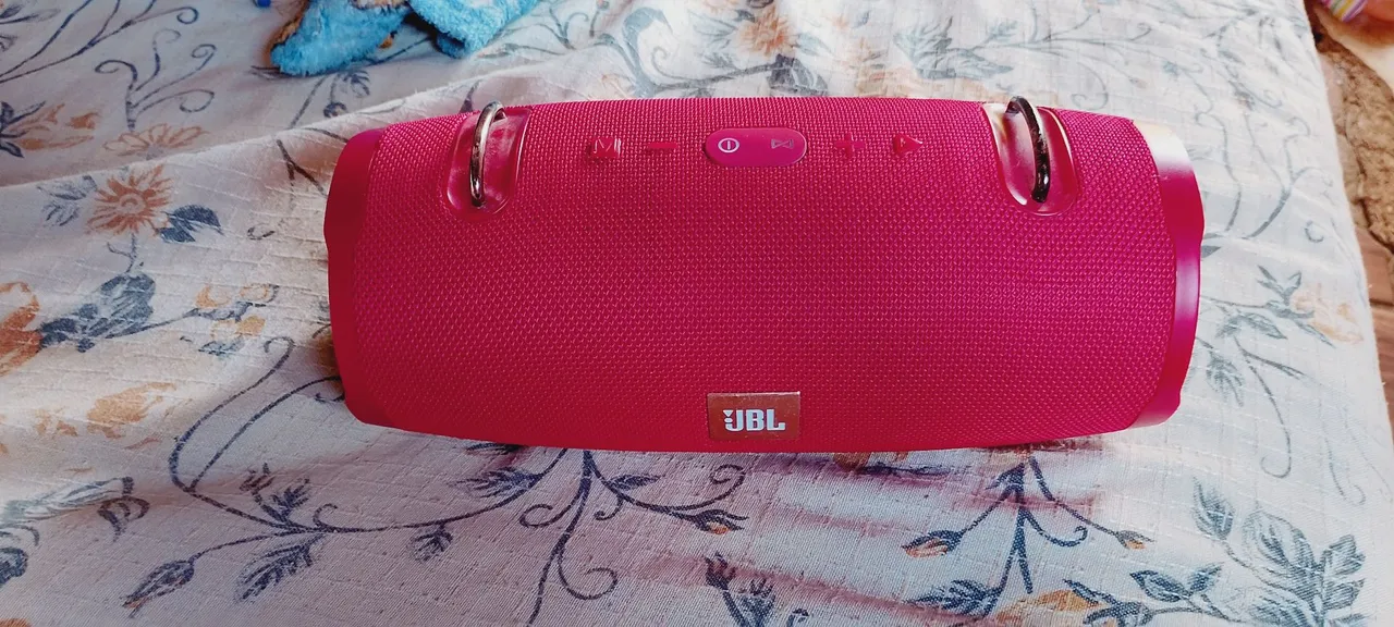 Caixa de Som JBL xtreme na cor vermelha