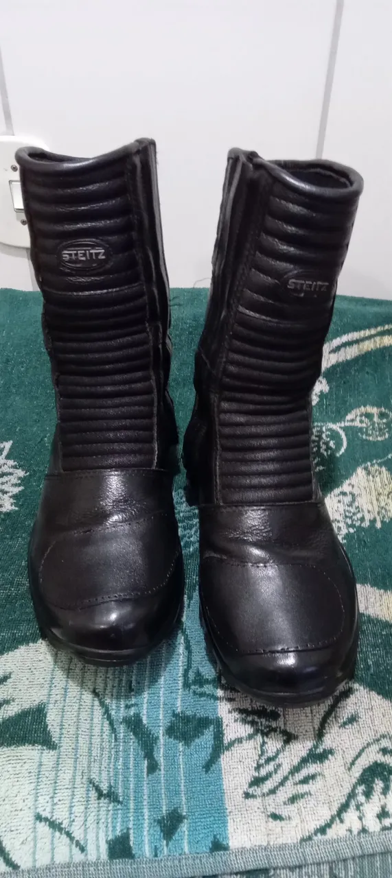 Botas de Couro Preto