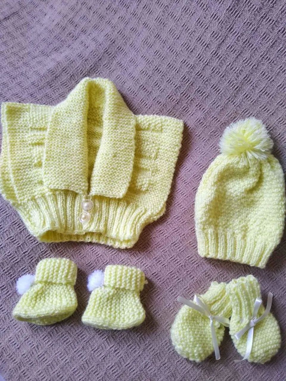 Conjunto de lã para bebê - Casaco, gorro e sapatinhos