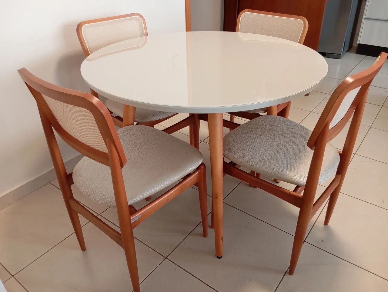 Mesa na laka e com cadeiras super resistente de madeira maciça  - Foto 5