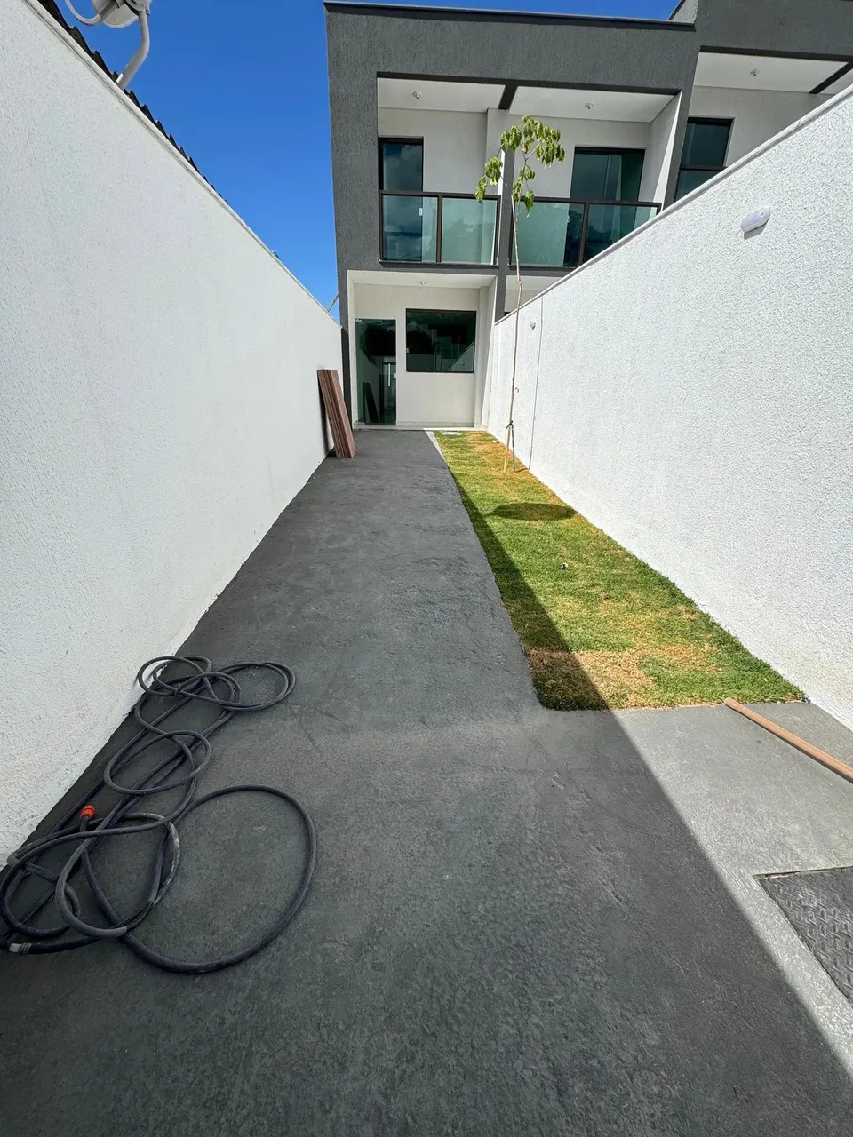 CASA COM 2 QUARTOS 1 SUITE VARANDA 2 VAGAS,110M² POR R$480.000