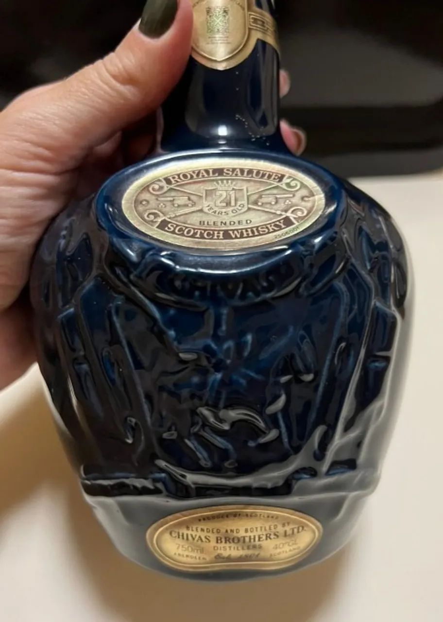 COLECIONADOR GARRAFA Royal Salute é uma marca de whisky produzida pela Chivas Brothers - Foto 4