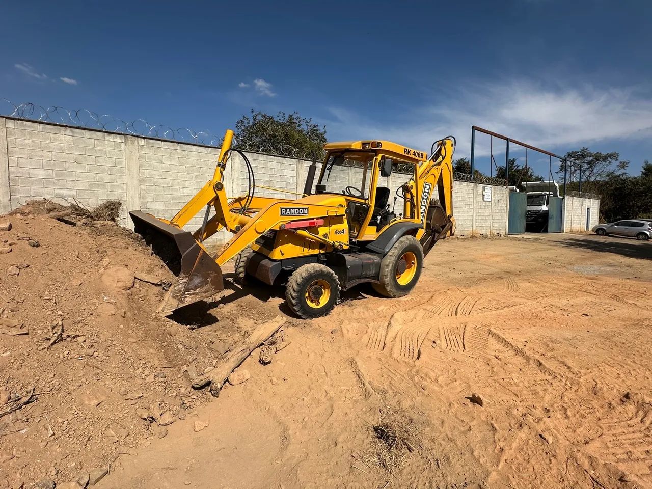 Retroescavadeira Randon RK 406B 2011 4x4