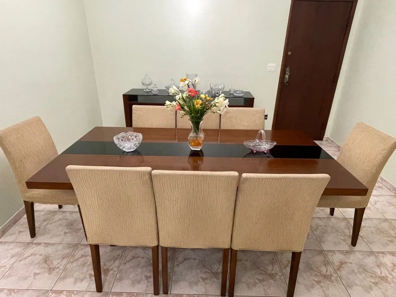 Sala de Jantar com 8 cadeiras + buffet 