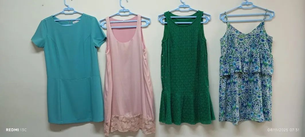 LOTE C/4 VESTIDOS P/40 USADOS  - Foto 2