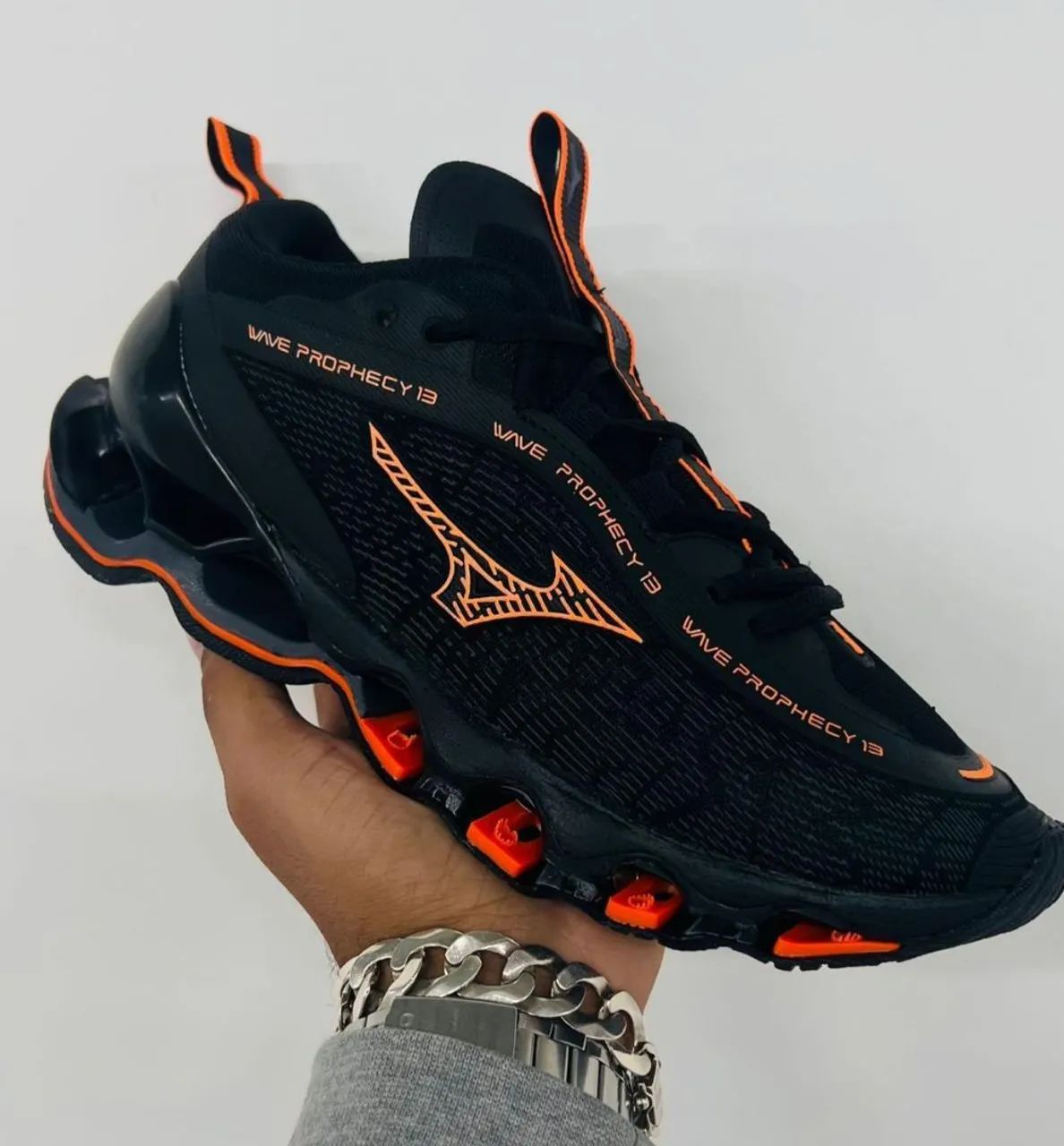 Mizuno Wave Prophecy 13 Preto com detalhes laranja Calçados