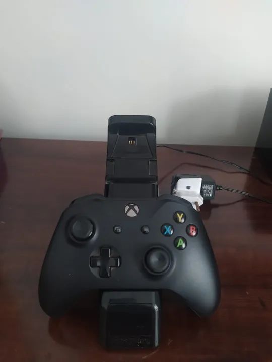 X Box One X com 2 controles e carregador de controles - Foto 3
