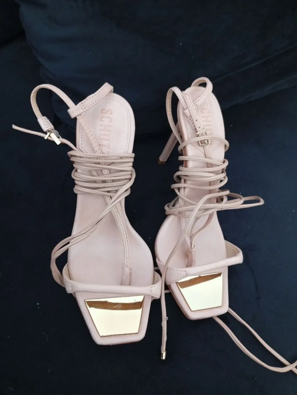 Sandália Schutz Rosa com Detalhe Dourado