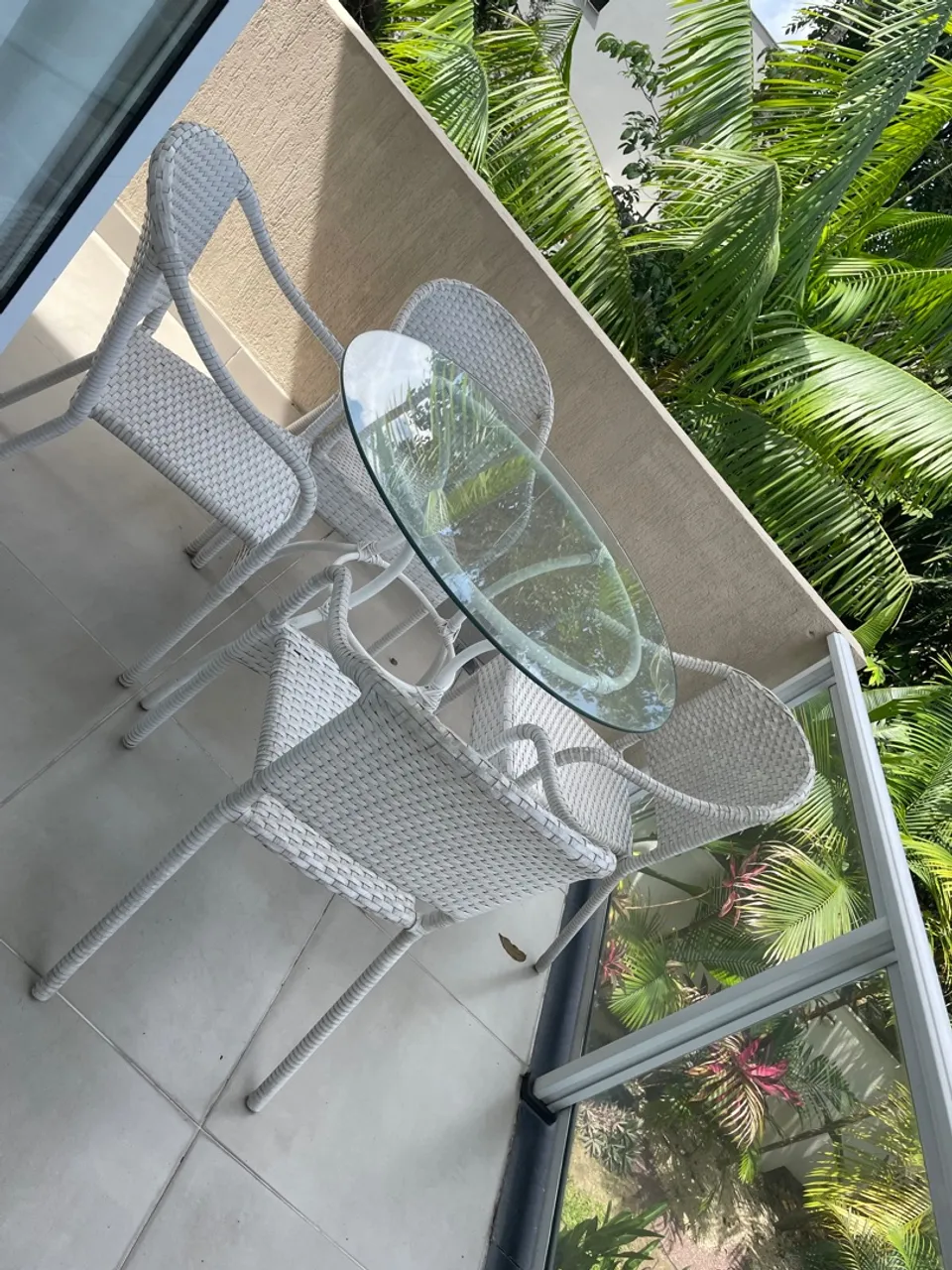 Conjunto de mesa e quatro cadeiras para área externa