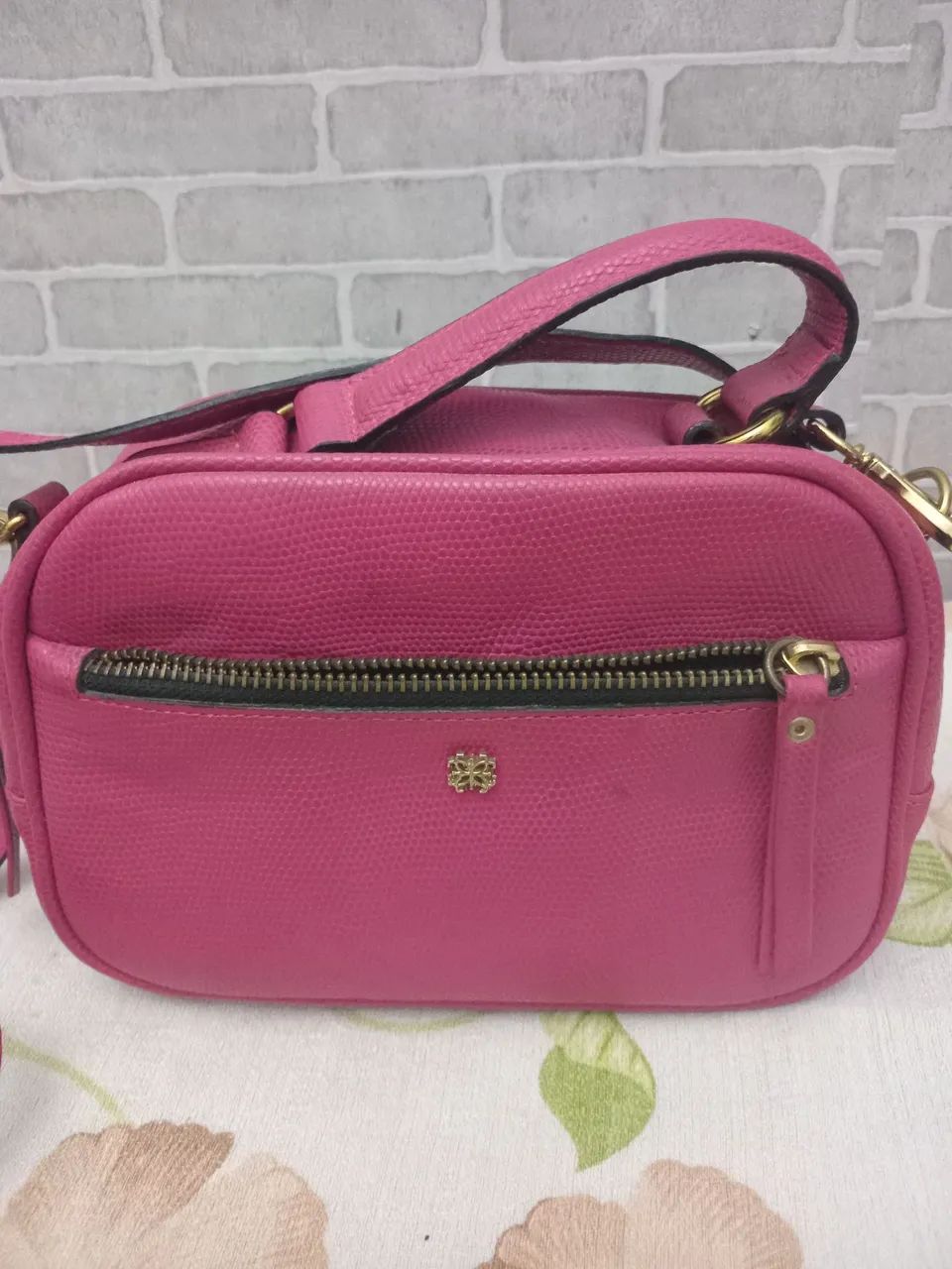 Bolsa Rosa de Ombro com Detalhes Dourados