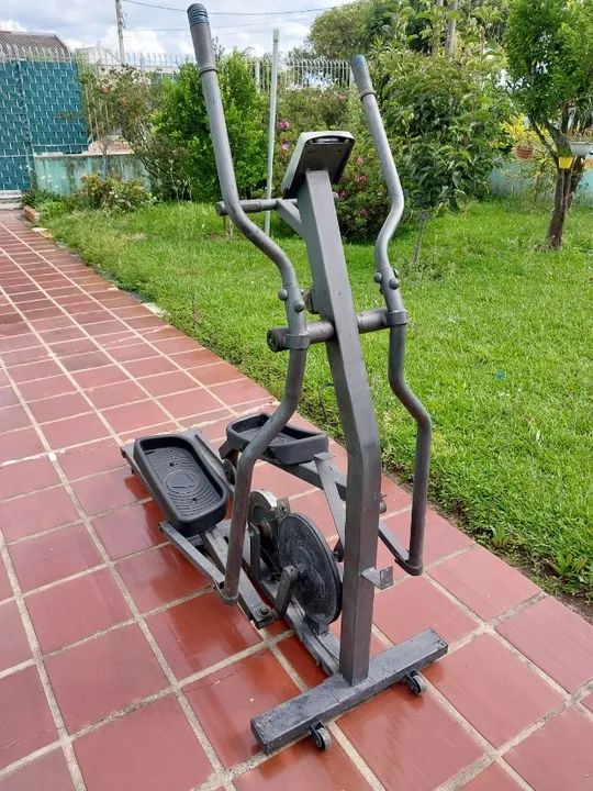Elíptico Magnético Profissional(Academia) 8 níveis de esforços, passada de 40 cm