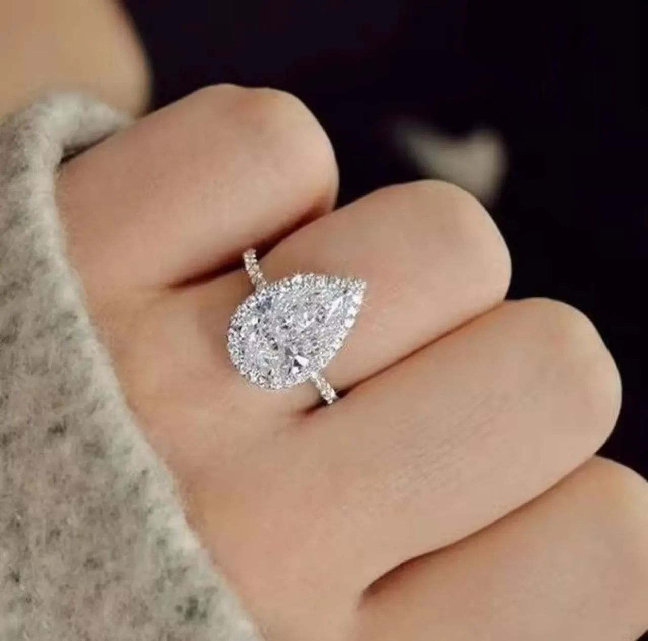 Anel Gota Tiffany & co. Com pedras de moissanites 