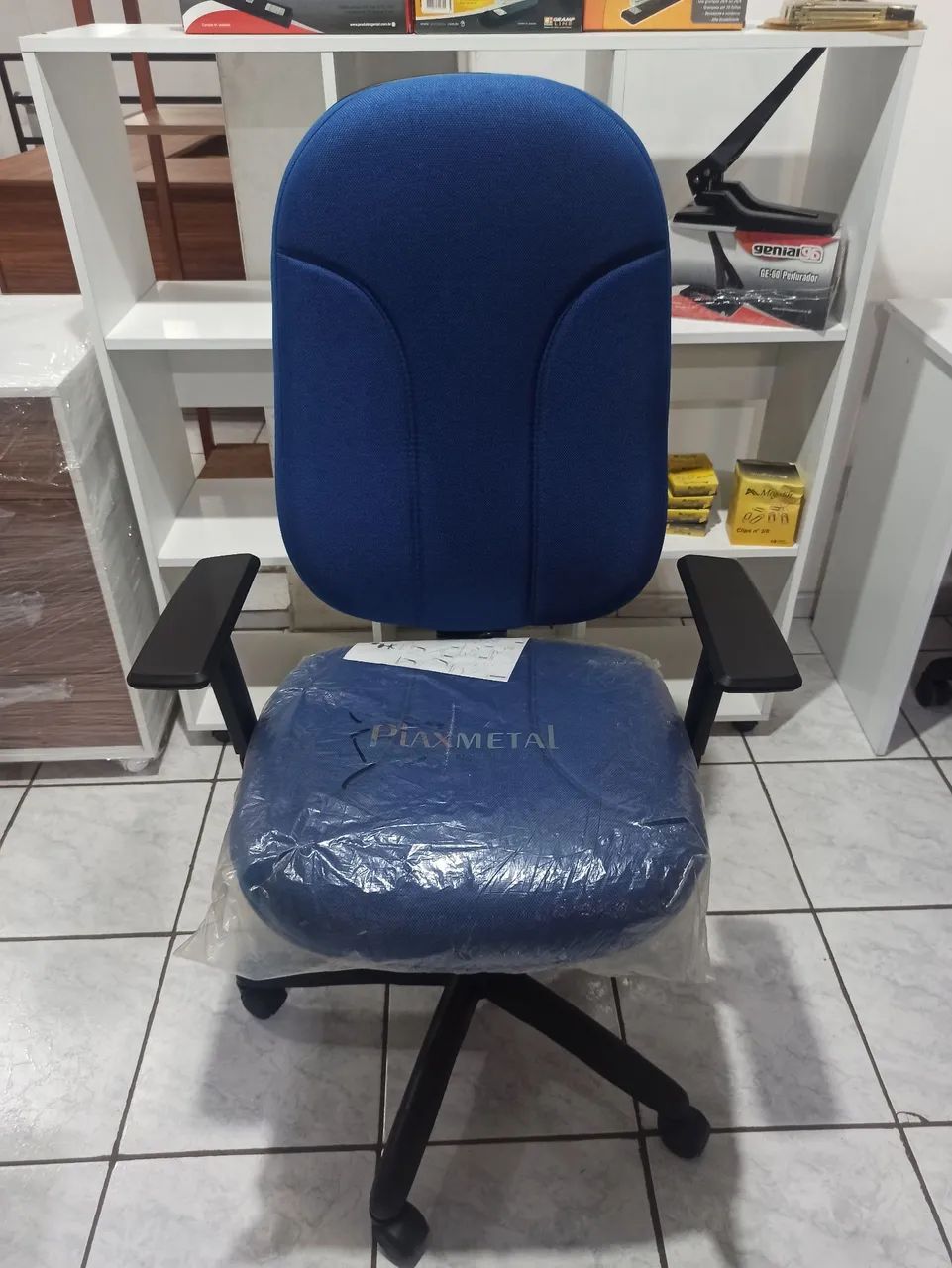 Cadeira giratória azul 