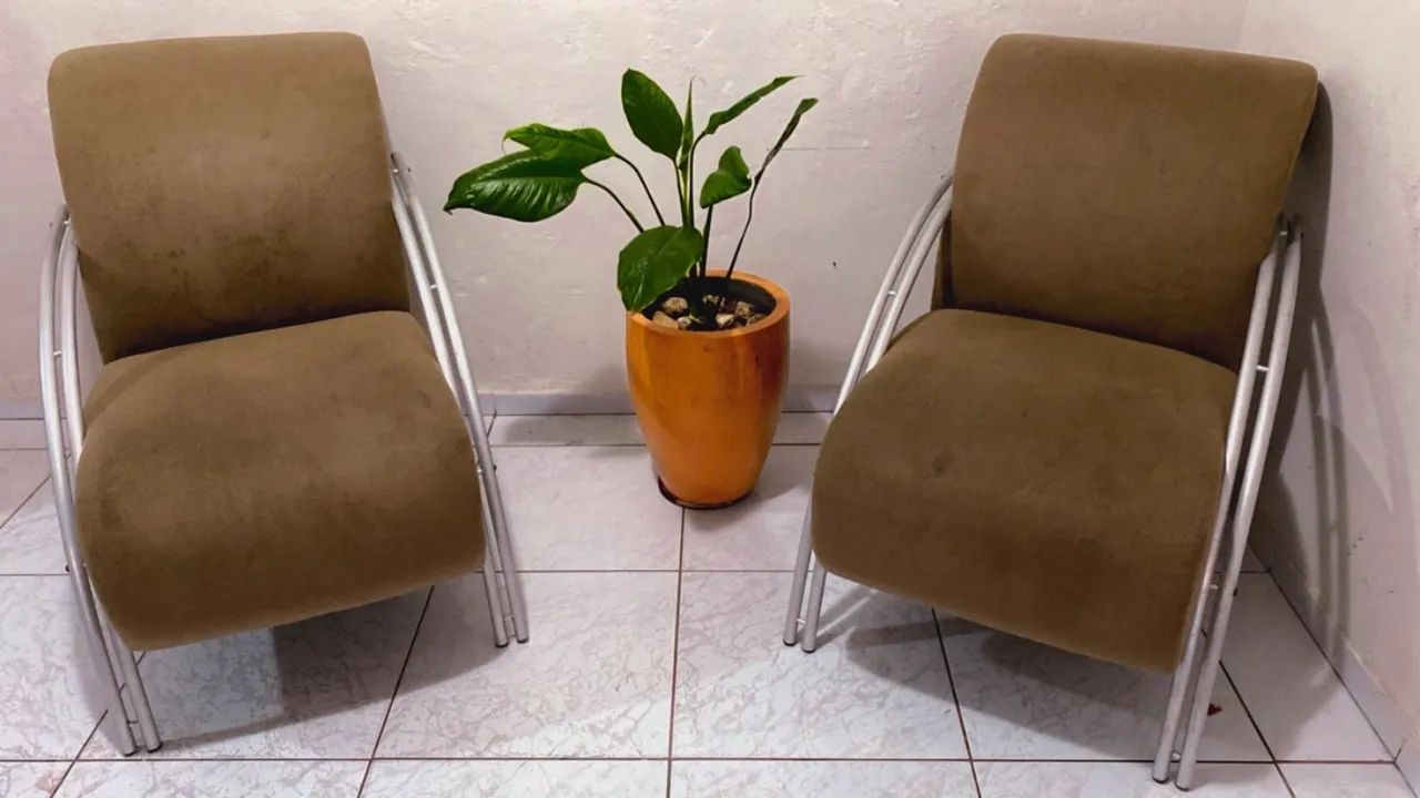 Par de poltronas modernas com estrutura em metal