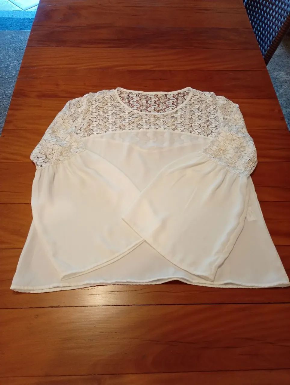 Blusa feminina creme  com detalhes em renda - Foto 2