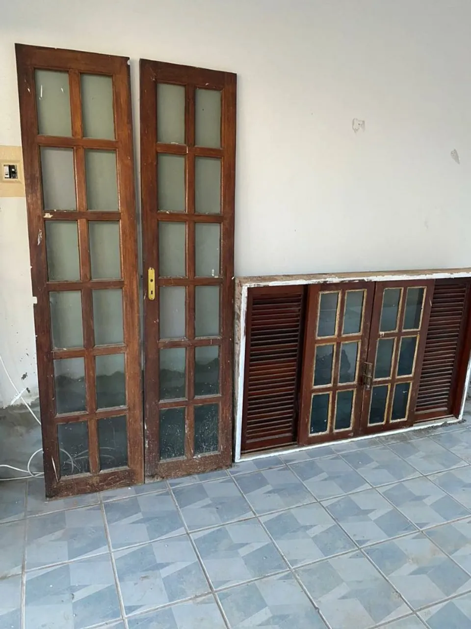 Portas e Janela de Madeira para Organização