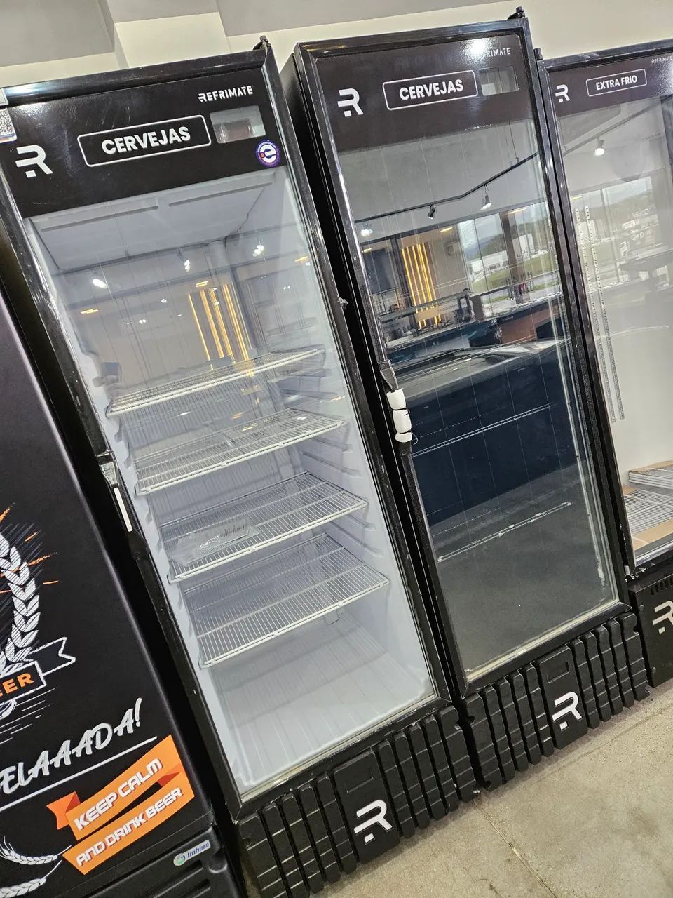 cervejeira 570L com vidro aquecido fundo preto/branco