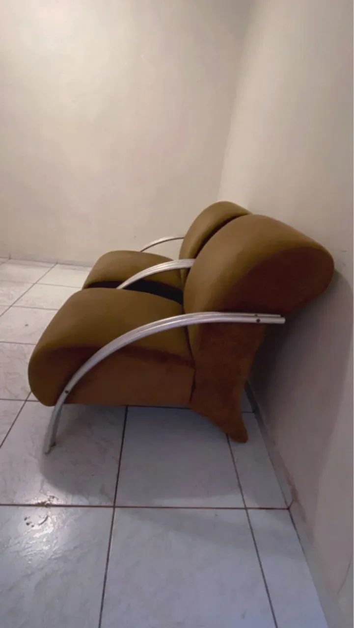Par de poltronas modernas com estrutura em metal - Foto 4