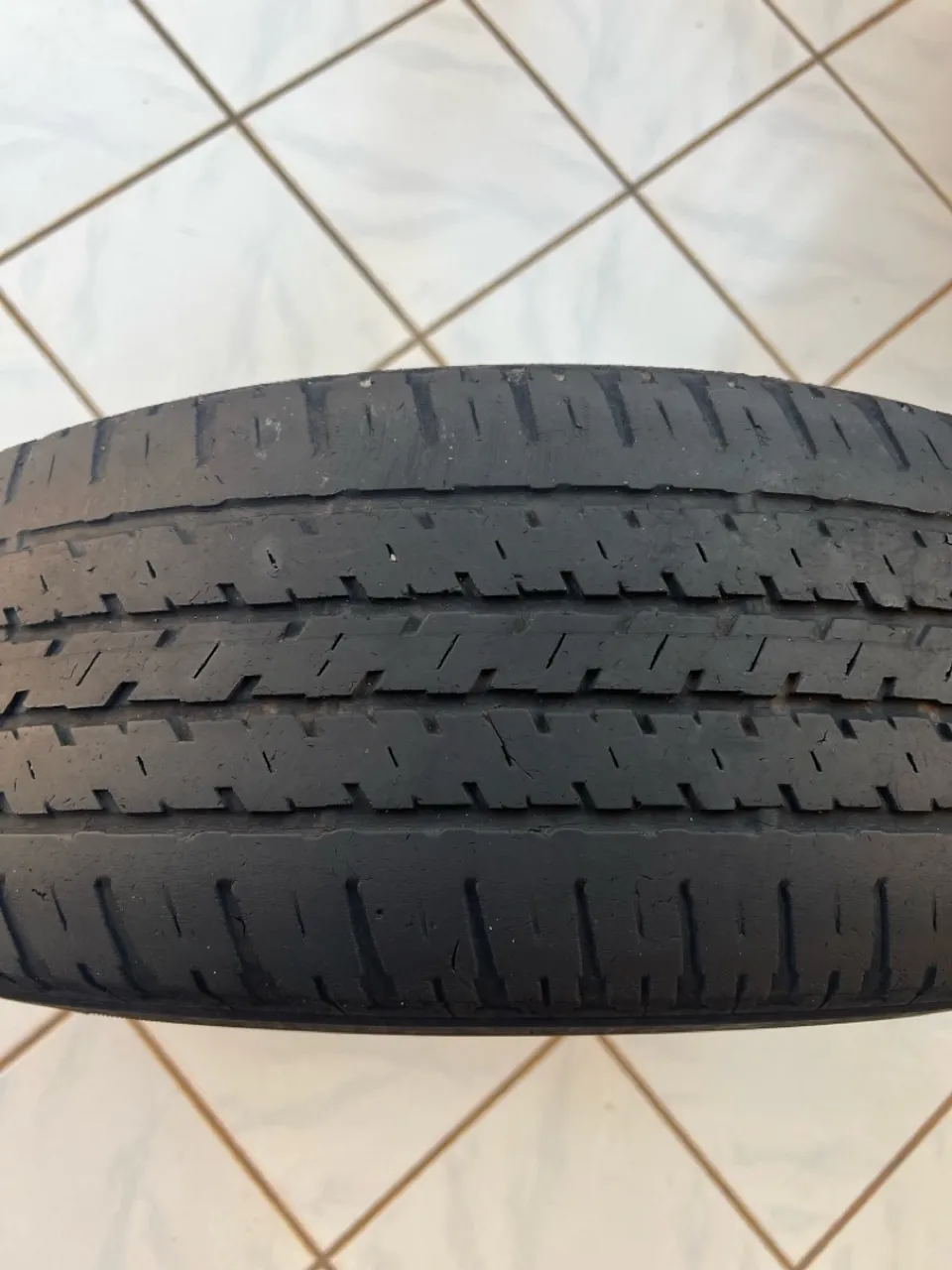 Pneu bem conservado 215 65 R16
