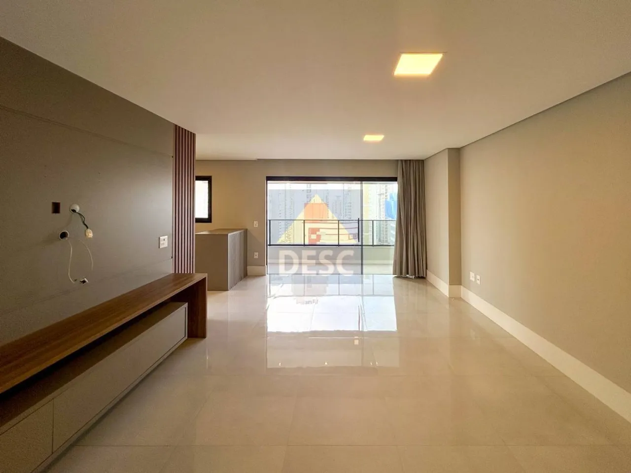 Apartamento semi mobiliado com 3 suítes para locação no Residencial Argos em Balneário Cam