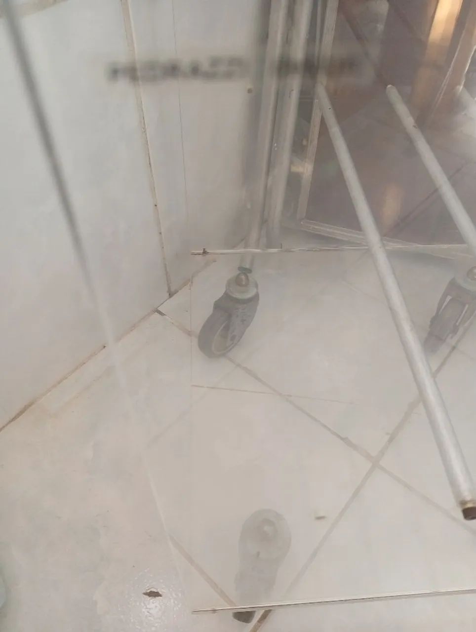 Vendo mesinha de Acrílico. - Foto 4