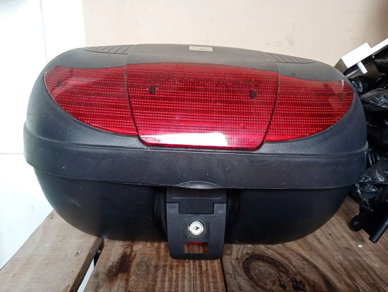 Baú para Moto com Luz de Freio Integrada