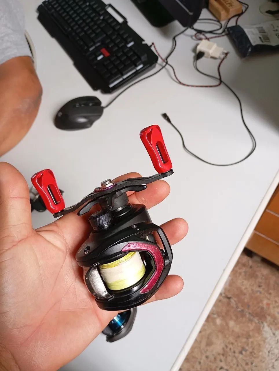Carretilha de Pesca CC80 Daiwa e carretilha Venator - Foto 2