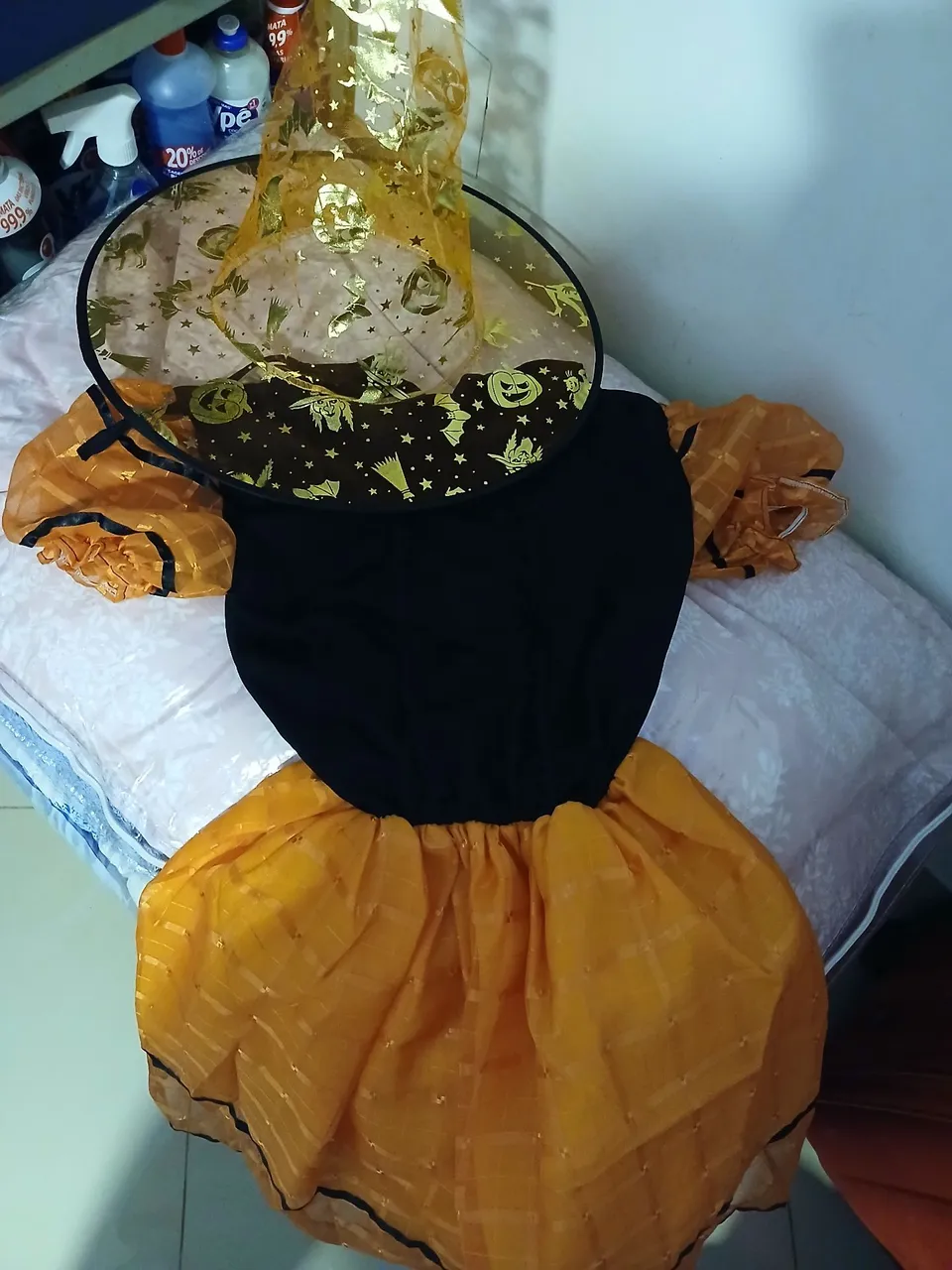 Fantasia de bruxa infantil com chapéu