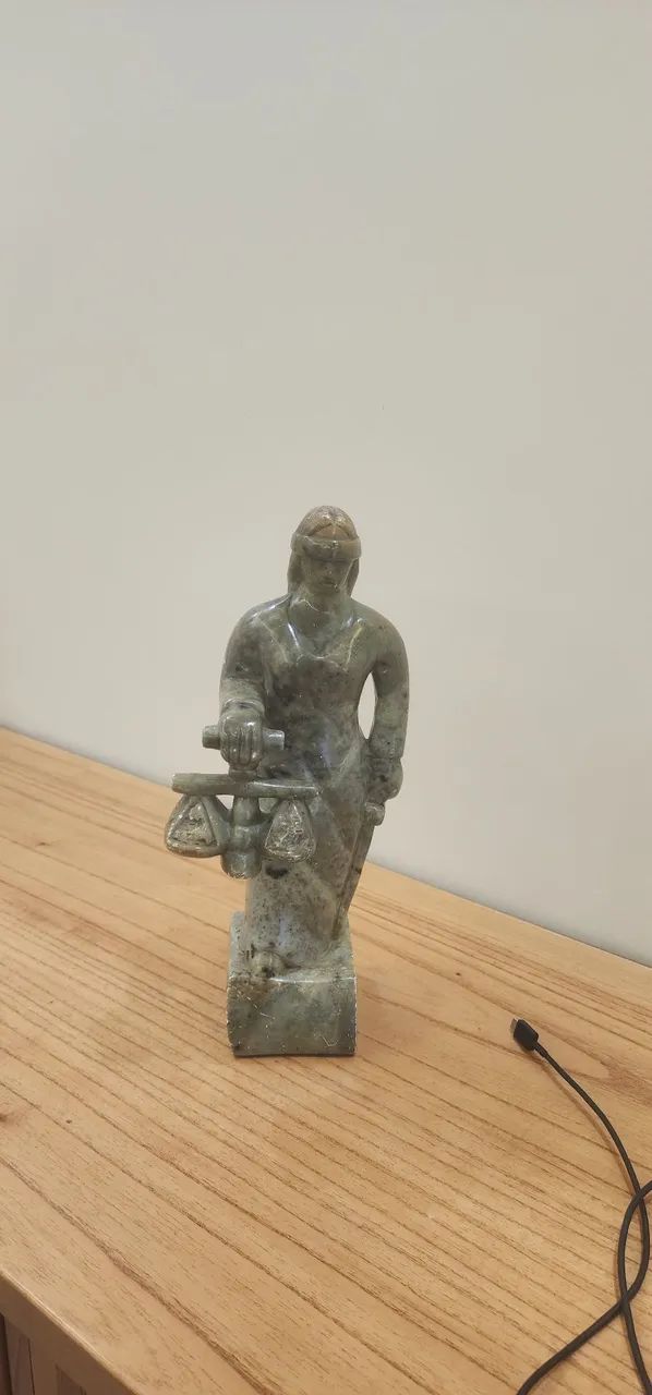 Escultura de Deusa da Justiça em Pedra Sabão - Foto 3
