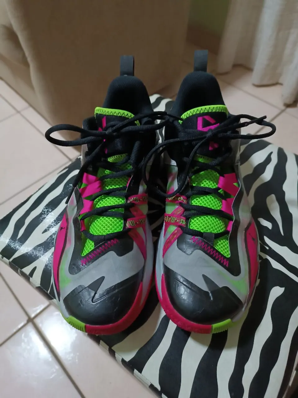 Tênis Jordan Esportivo Colorido - Design Moderno
