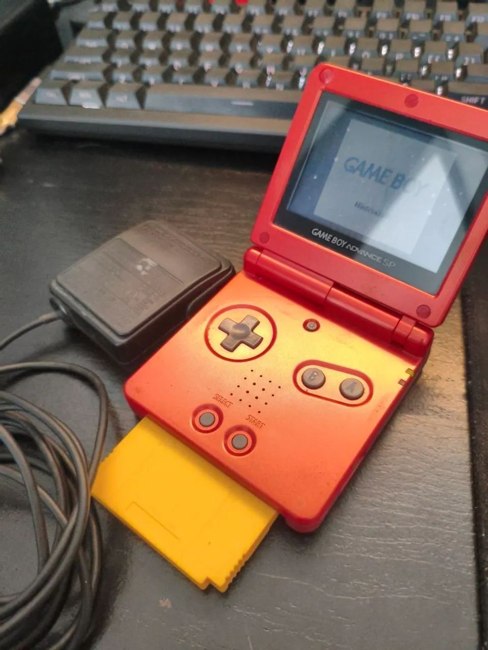 Gameboy Advance SP Vermelho com fonte 