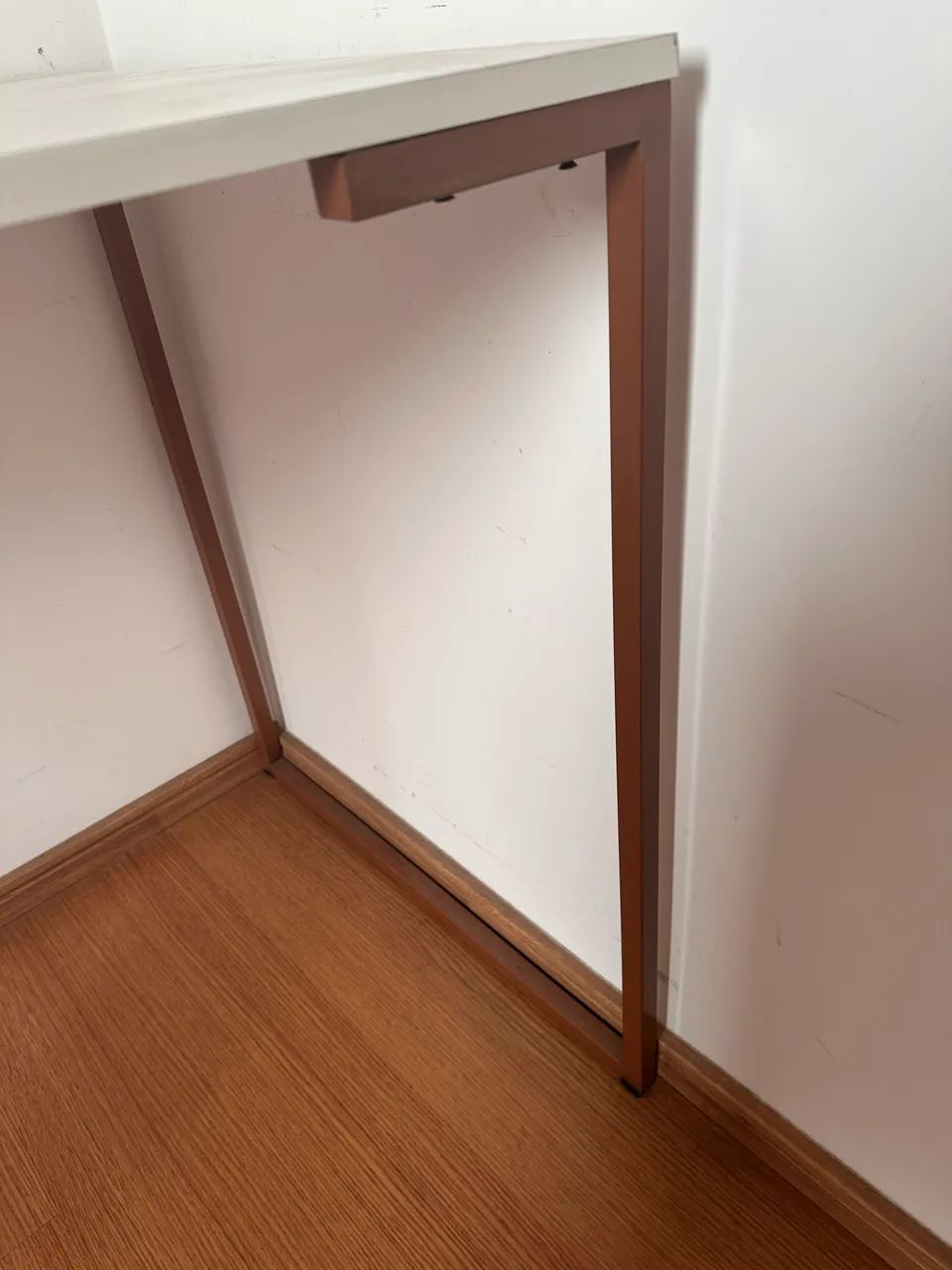 Mesa de escritório estilo industrial (branco e rose)