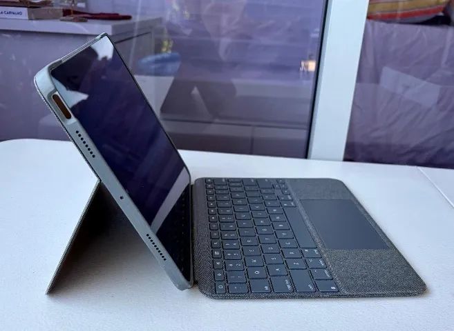 iPad Air 5 M1 256GB Cellular + Teclado Logitech - Foto 5
