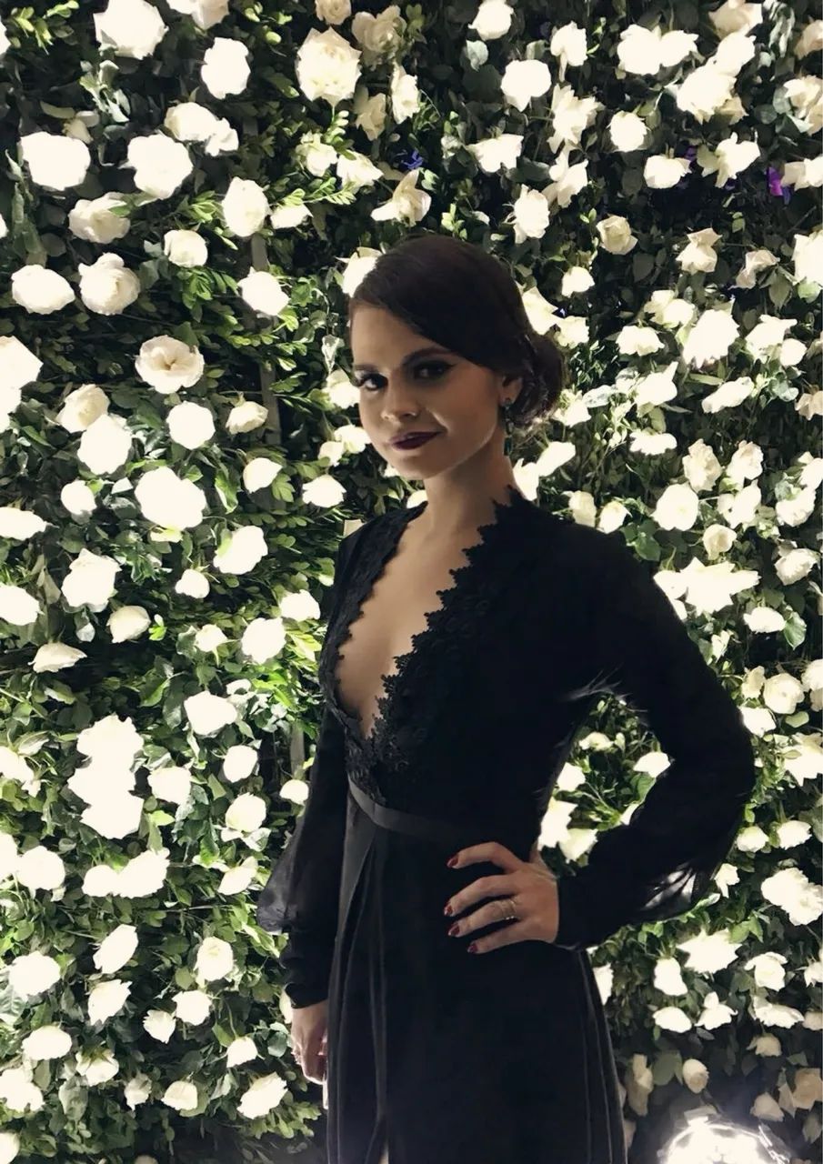 Vestido Longo Preto com Detalhes em Renda e Manga Longa - Foto 2