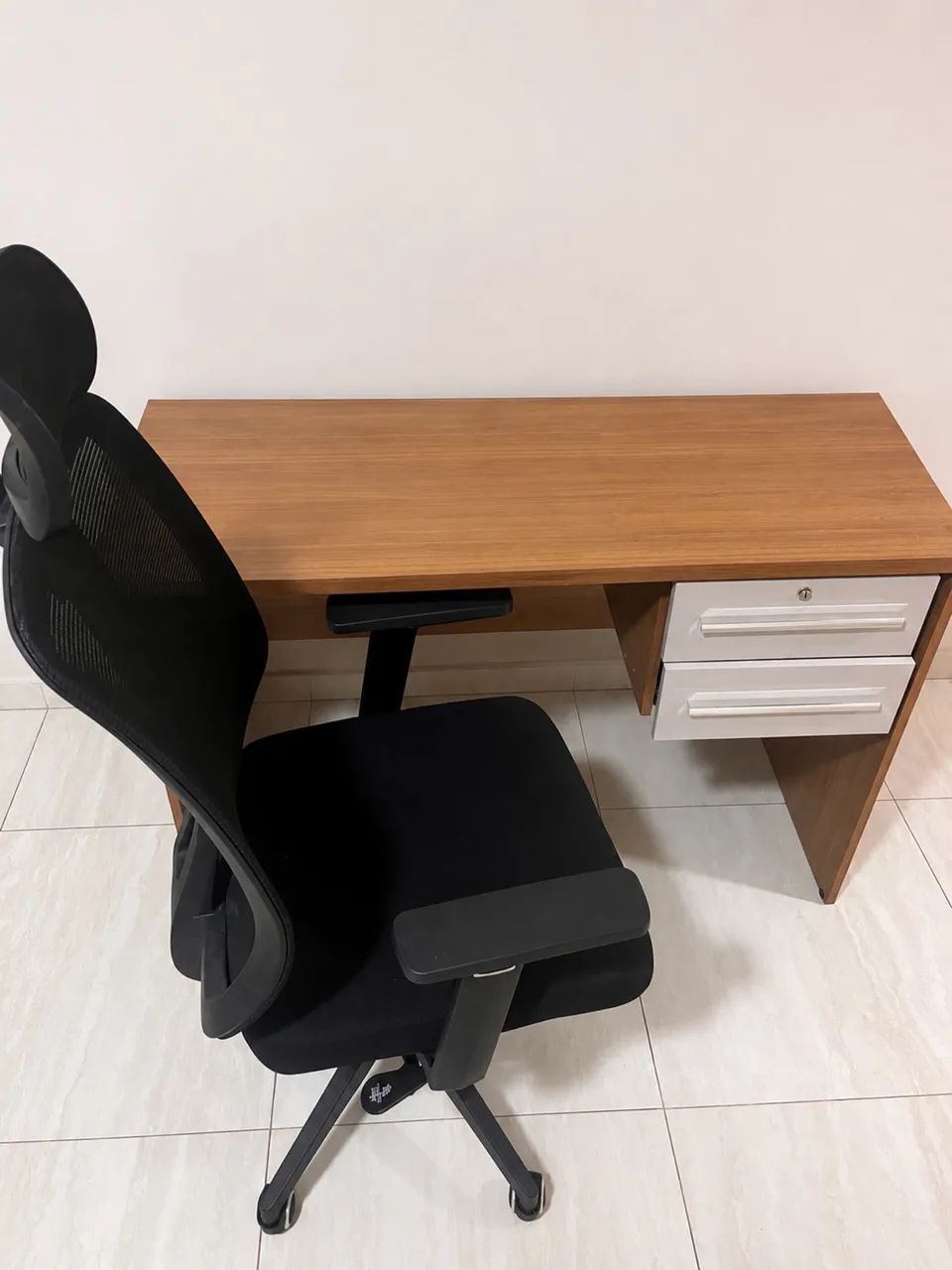 Mesa com cadeira só de escritório  - Foto 3