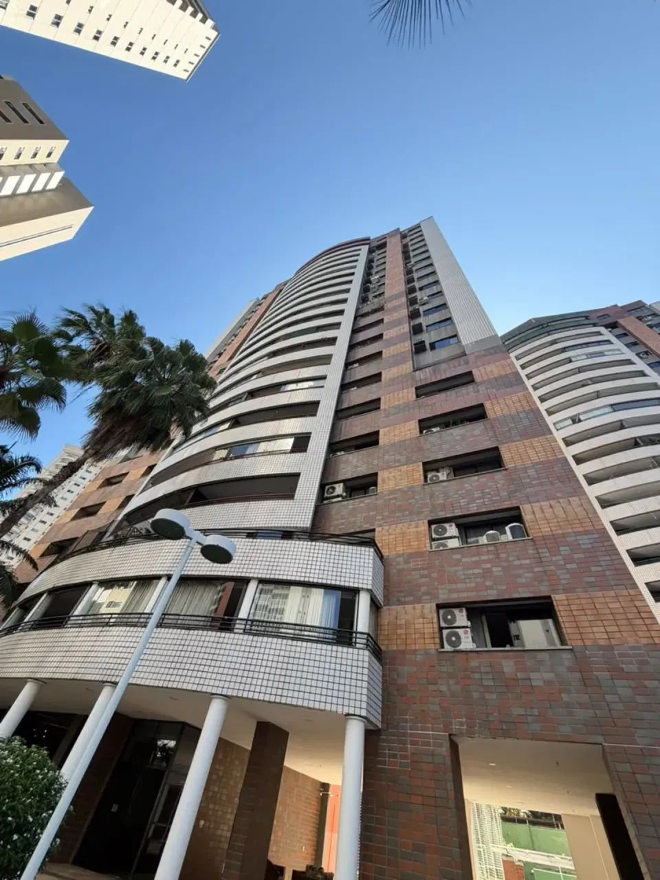 Apartamento de 164m² no Meireles com 3 suítes e 2 vagas.