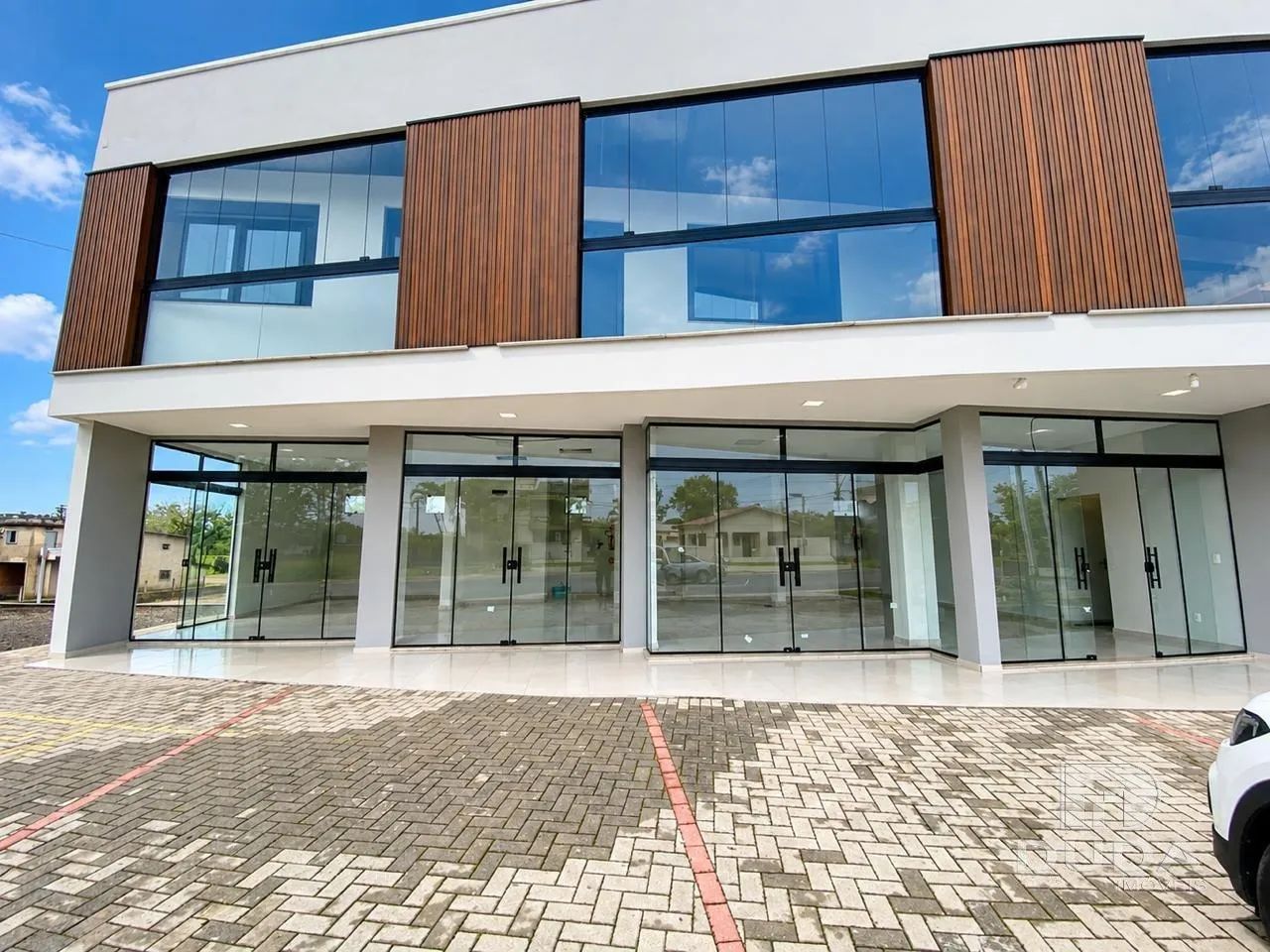 SALA TÉRREA EM ÓTIMA LOCALIZAÇÃO - Foto 2