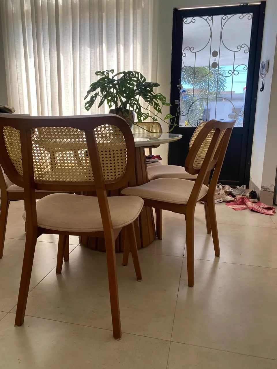 Vendo mesa de jantar ( somente a mesa)
