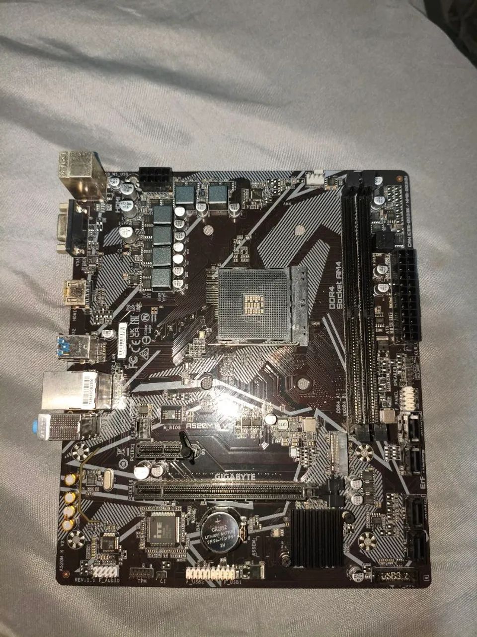 Placa-Mãe Gigabyte A520M K V2 (AM4) - Impecável e Higienizada!