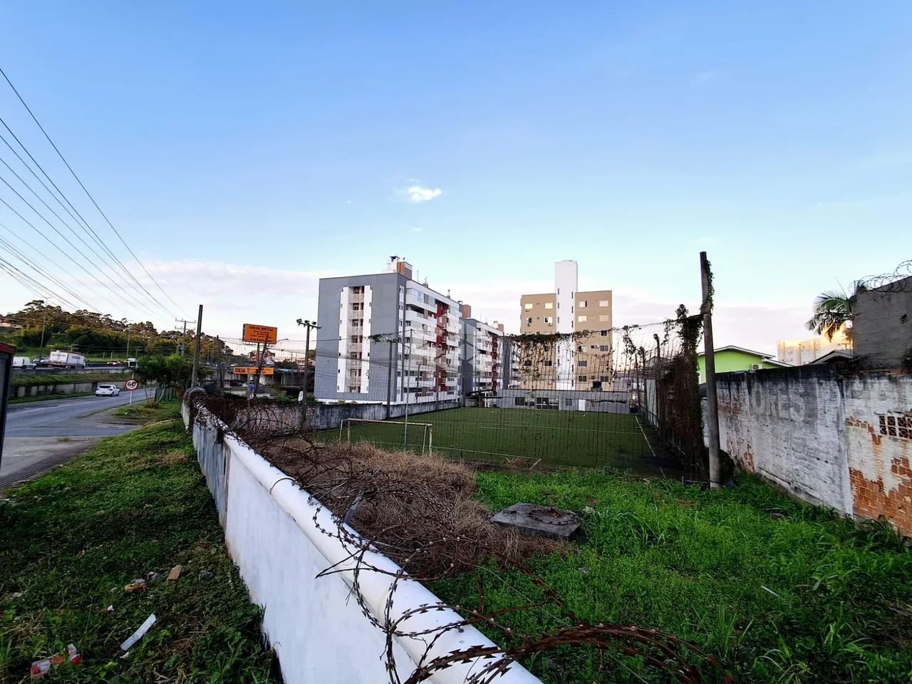 GRANDE TERRENO À VENDA EM PRAIA COMPRIDA SÃO JOSÉ COM 2000M² EXCELENTE PARA CONSTRUÇÃO E I