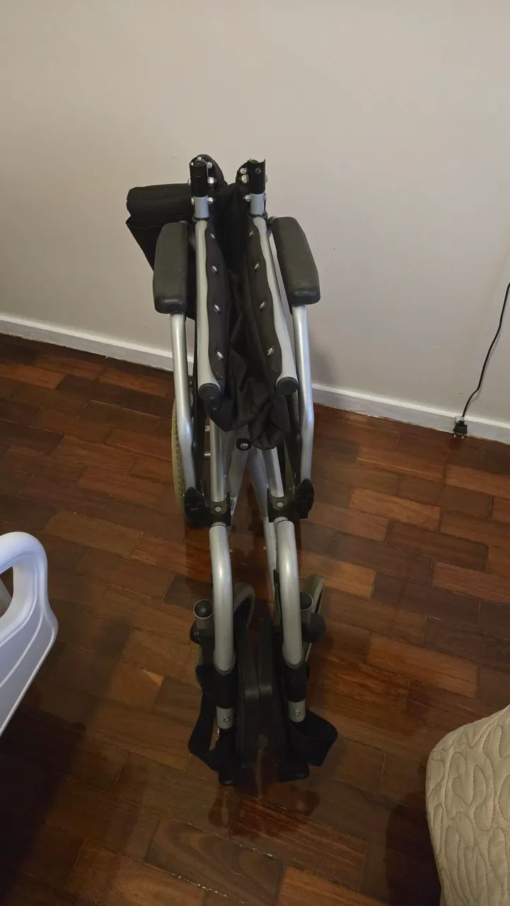 Cadeira de rodas Praxis preta - Foto 4