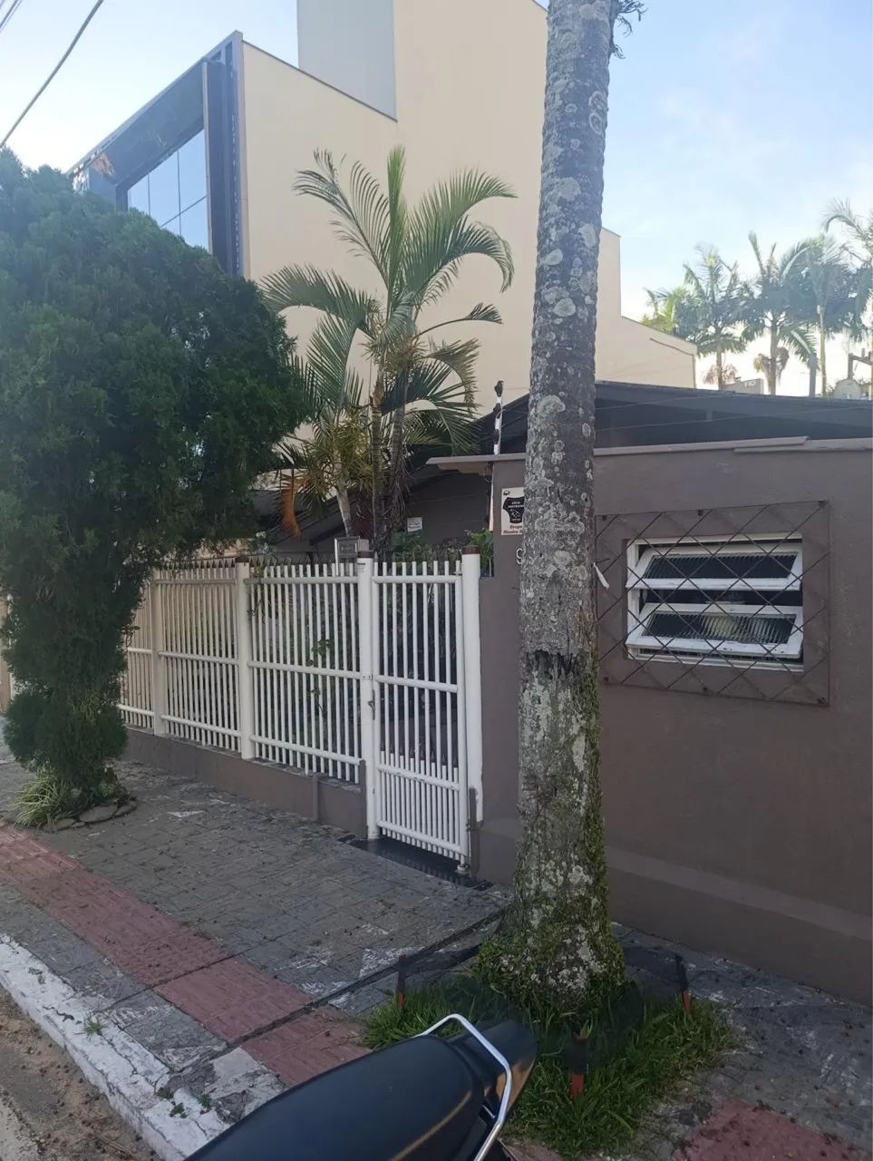 Vende-se Casa 04 Dormitórios e 02 Studios para locação  - Foto 2