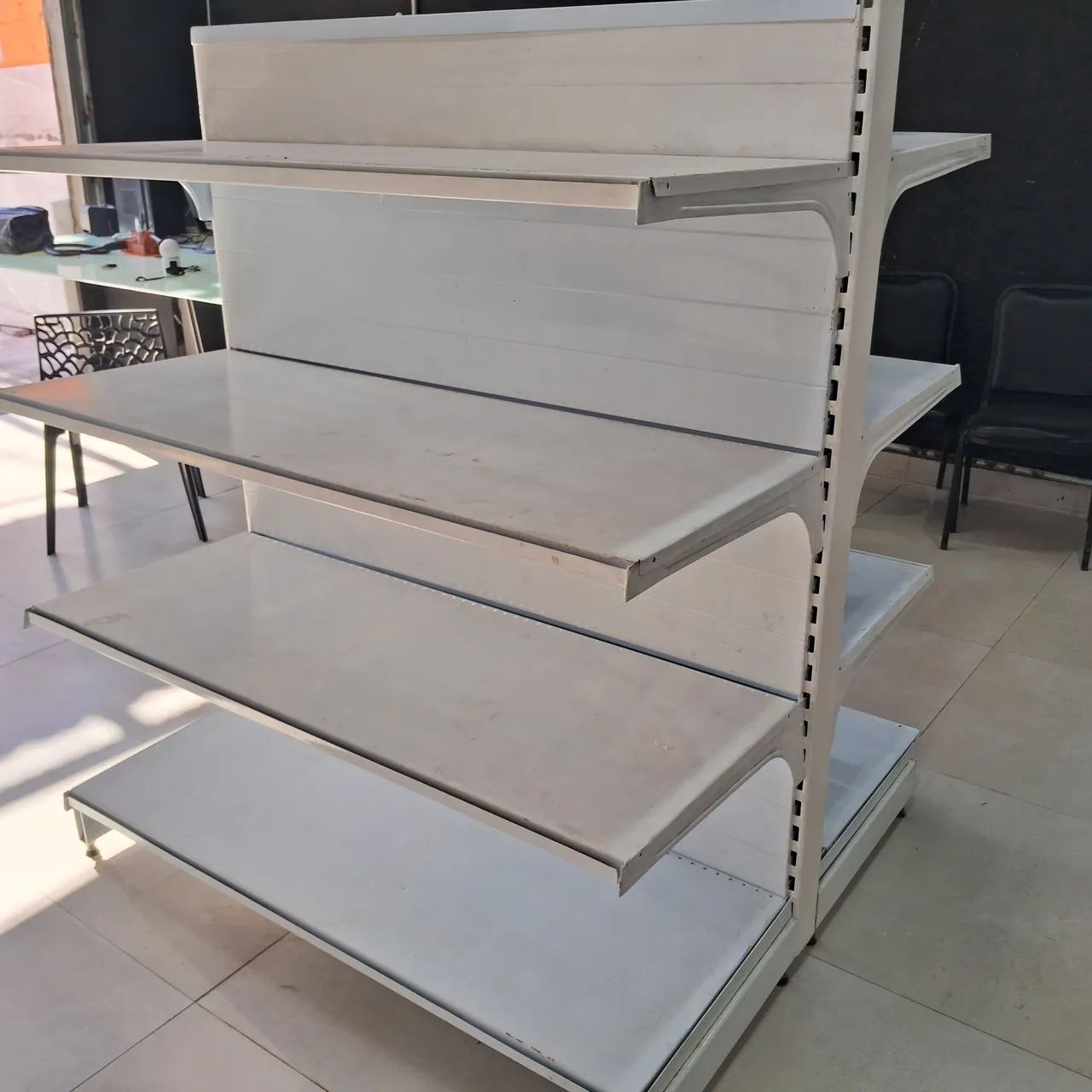 Gôndolas em metal branco 