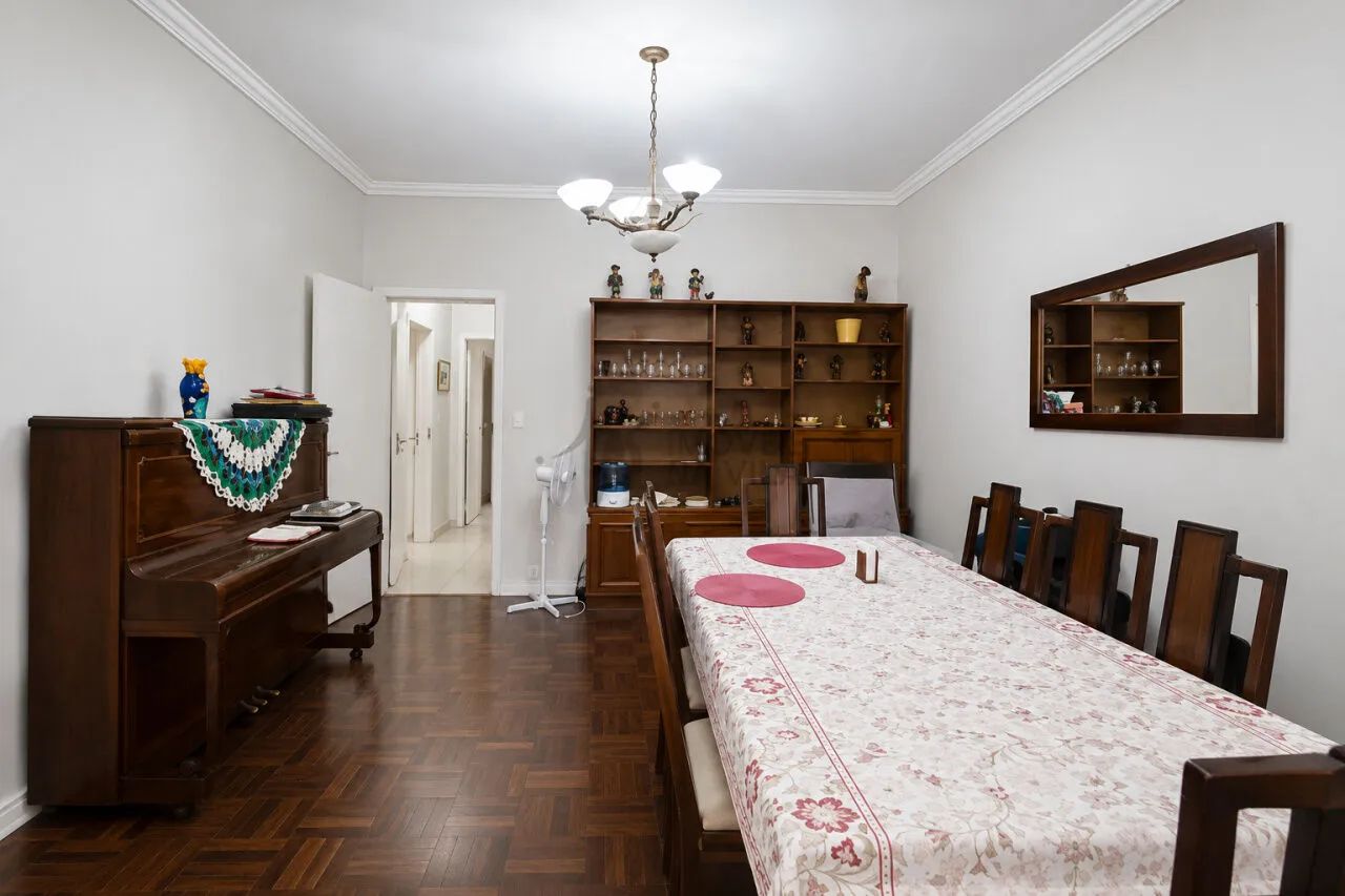 Casa com 210m², edícula e arquitetura dos anos 60 - Foto 2