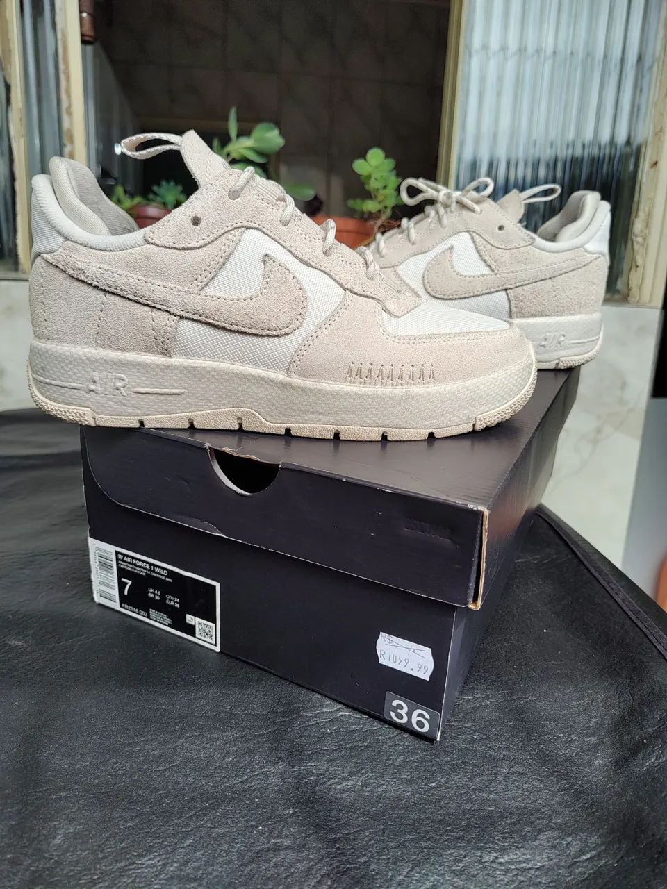 Tênis Nike Air Force 1 Wild bege 36 - Foto 3