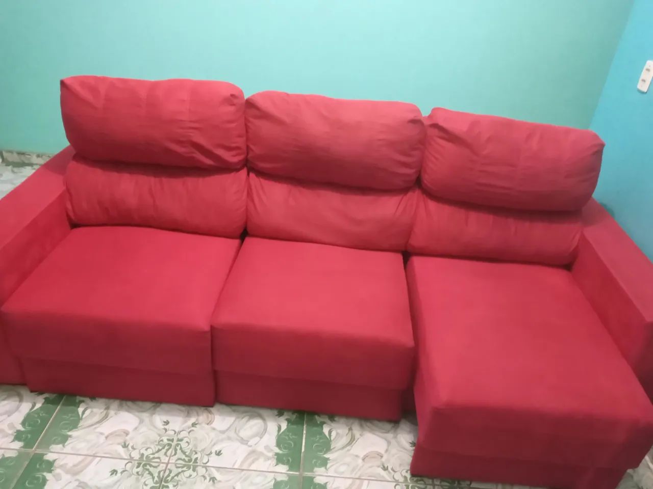 Sofá retrátil de 03 lugares.