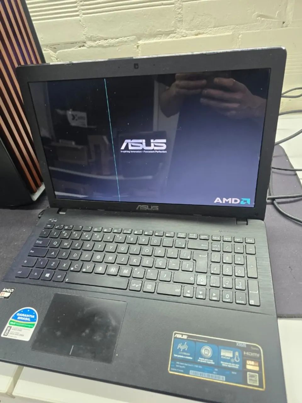 Notebook Asus funcionando com detalhes LEIA