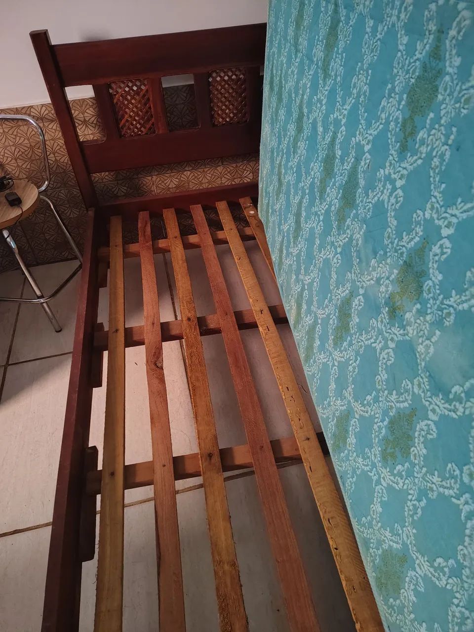 Cama de solteiro em madeira mogno  - Foto 2