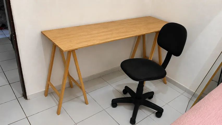 Mesa escrivaninha e cadeira