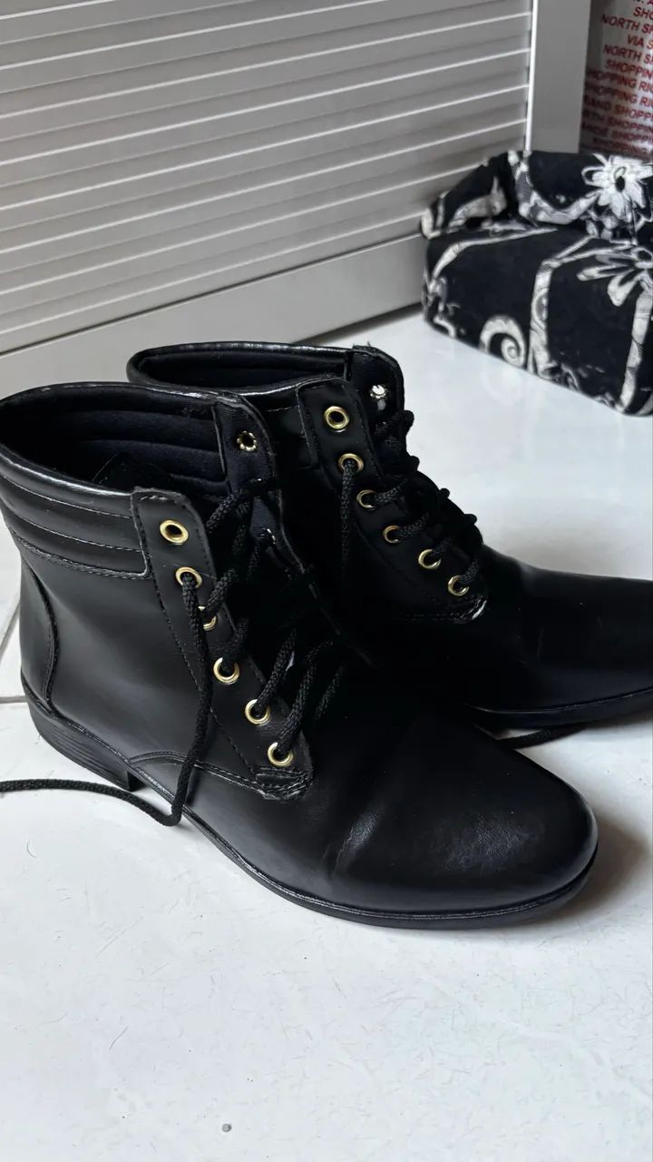 Botas semi novas  - Foto 2